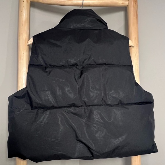 Black Boxy Puffer Vest Size Large cropped - Picture 2 of 7
